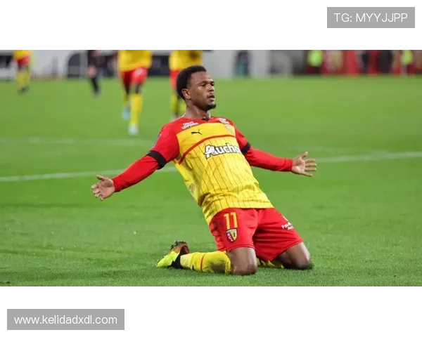 新赛季足球球星表现稳健，状态回暖值得关注