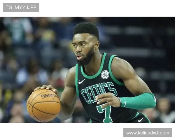 杰伦·布朗无球跑动效率提升显著，拉开防守空间助凯尔特人多点开花
